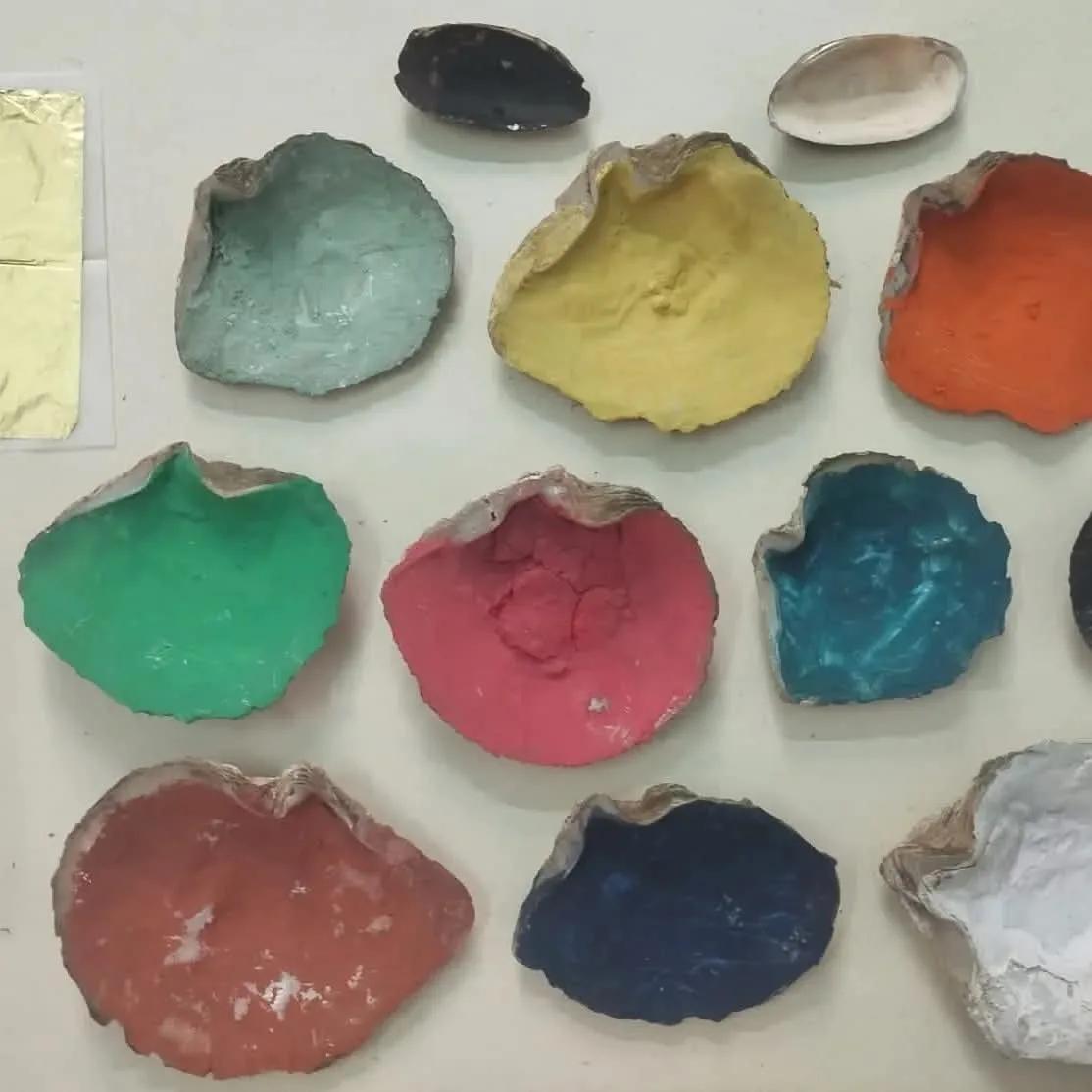 Natural stone colours in shells: green, yellow, orange, red, blue and white