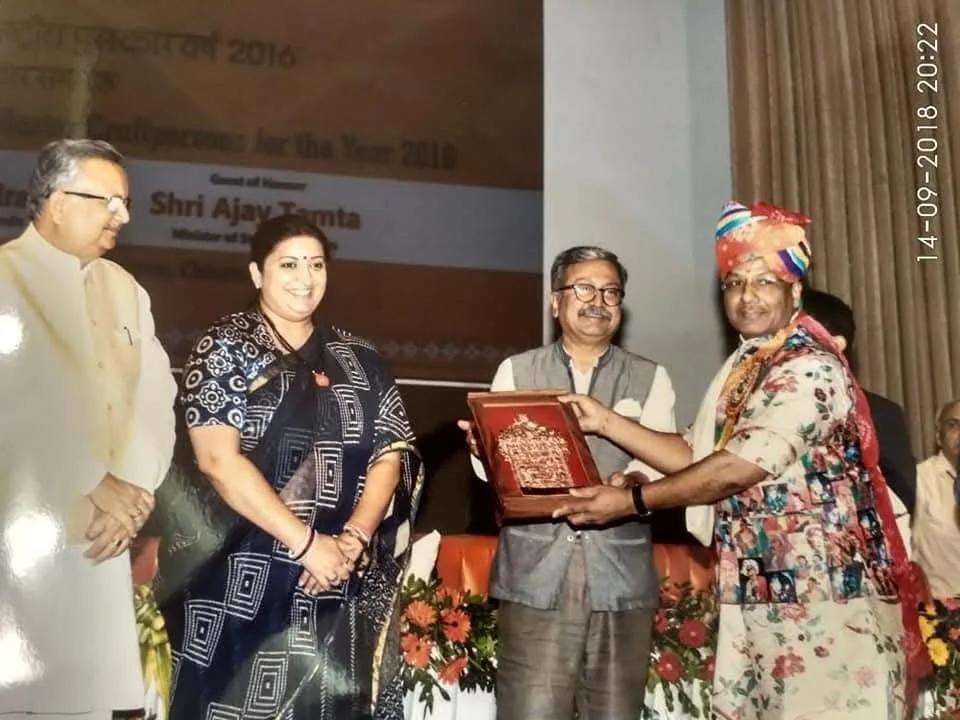 Babu Lal Marotia, in a turban, receiving the Shilp Guru Award on stage