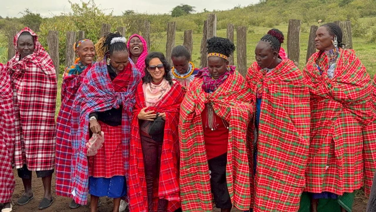 Maasai women of Talek wrapped in red and blue shúkà